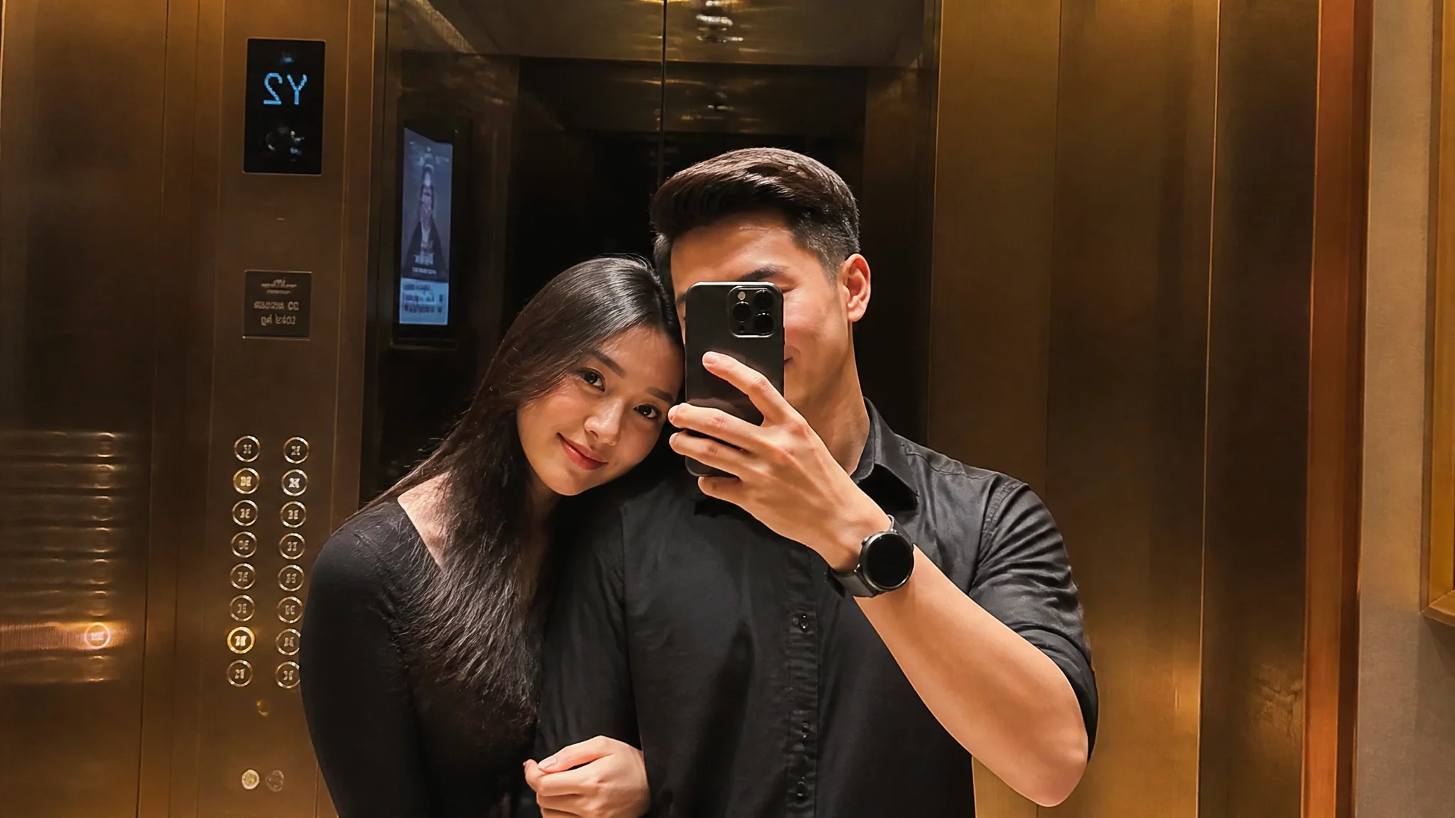 Prompt Gemini AI Bikin Pasangan Romantis di Lift
